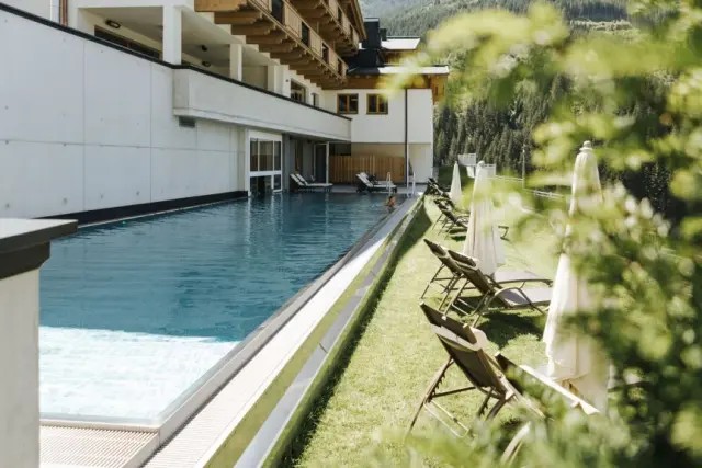 Beheizter Aussenpool mit Liegewiese und Bergblick am Hotel Thurnerhof. Ideal für Entspannung und Wellness.