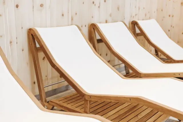 Helle Holzliegen im Ruheraum des Spa-Bereichs im Hotel Thurnerhof für entspannende Momente.