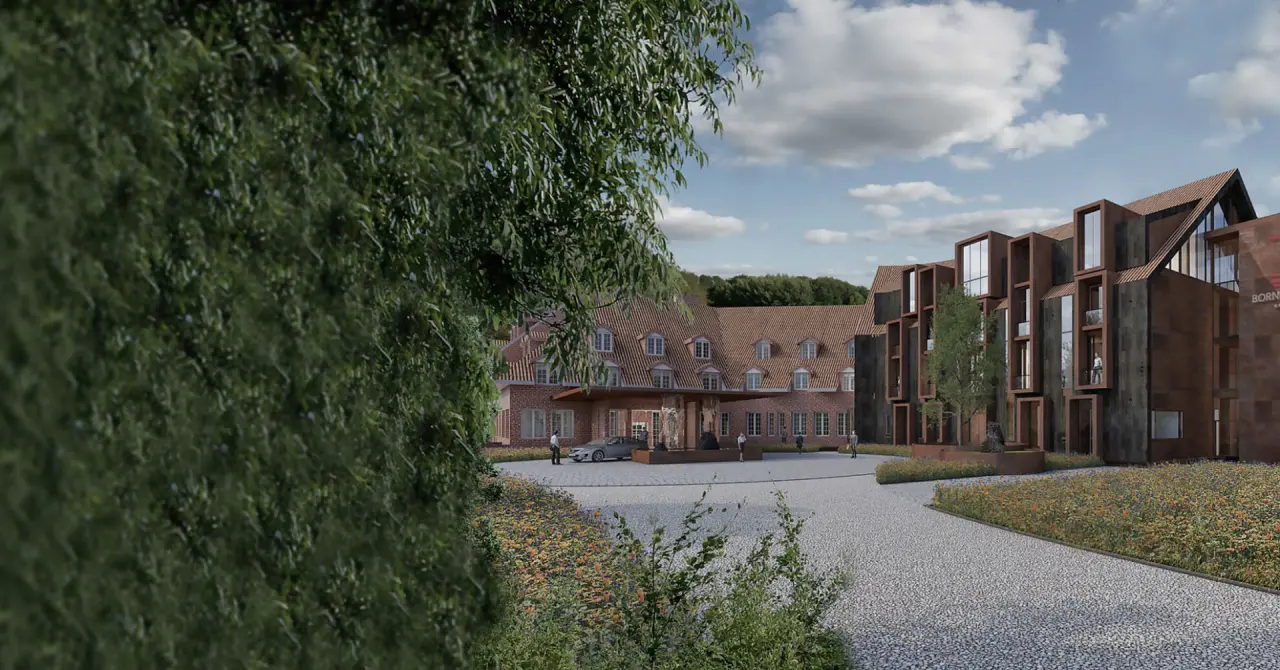 Aussenansicht des Hotel Bornmühle mit traditionellem Backsteinbau und moderner Erweiterung, umgeben von Natur.