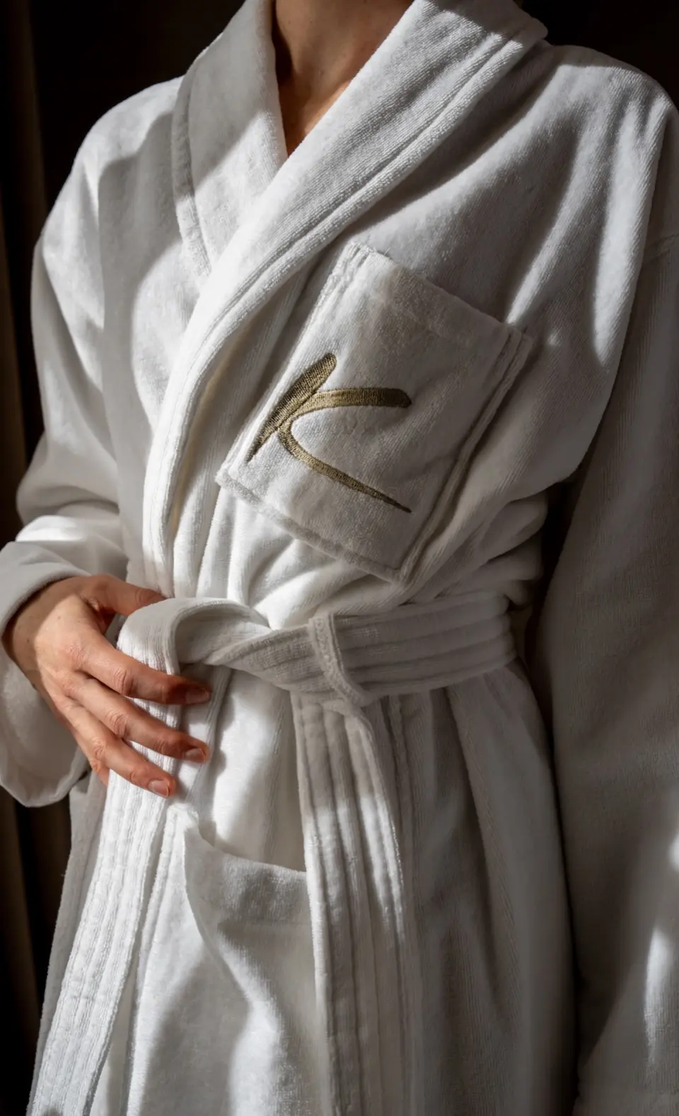 Wellnesshotel Krallerhof in Leogang – Weißer Bademantel mit Hotel-Logo für Gäste | Wellnesshotel Salzburger Land