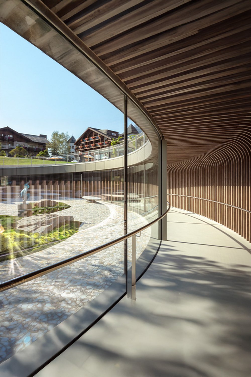 Wellnesshotel Krallerhof in Leogang – Moderner Gang mit Blick auf den Hotelgarten | Wellnesshotel Salzburger Land