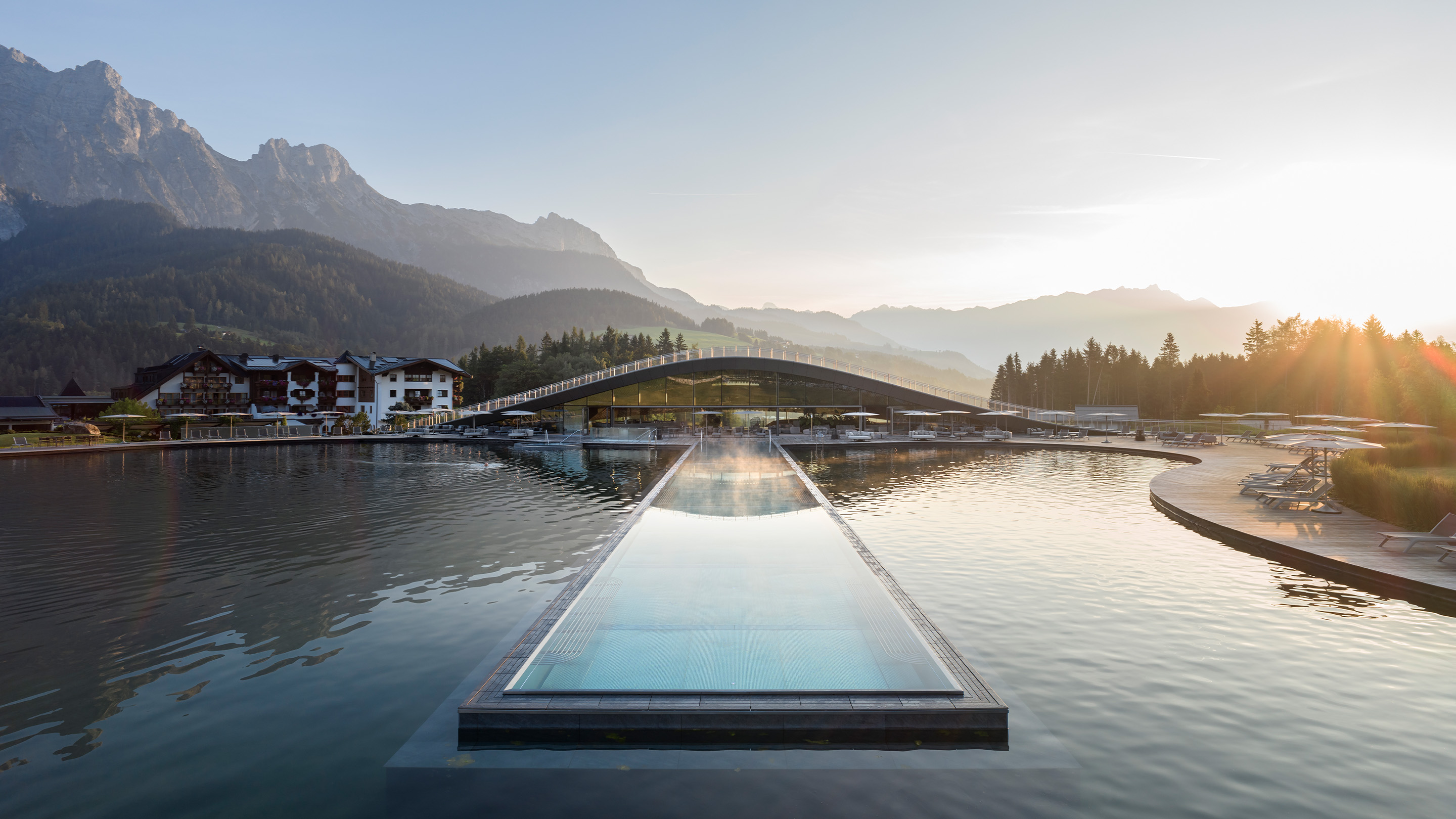 Wellnesshotel Krallerhof in Leogang – Infinity-Pool im Natursee mit Bergkulisse | Wellnesshotel Salzburger Land