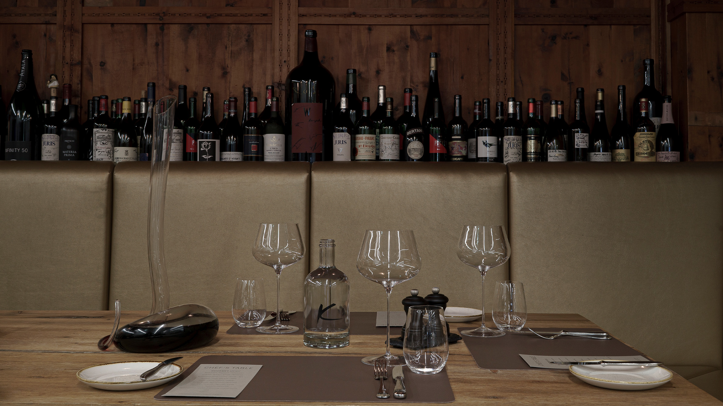 Wellnesshotel Krallerhof in Leogang – Eingerichteter Tisch im Restaurant mit Weinauswahl | Wellnesshotel Salzburger Land