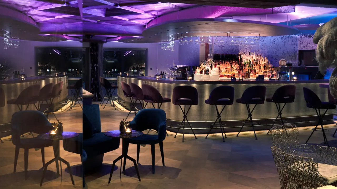 Wellnesshotel Krallerhof in Leogang – Moderne Hotelbar mit lila Beleuchtung | Wellnesshotel Salzburger Land