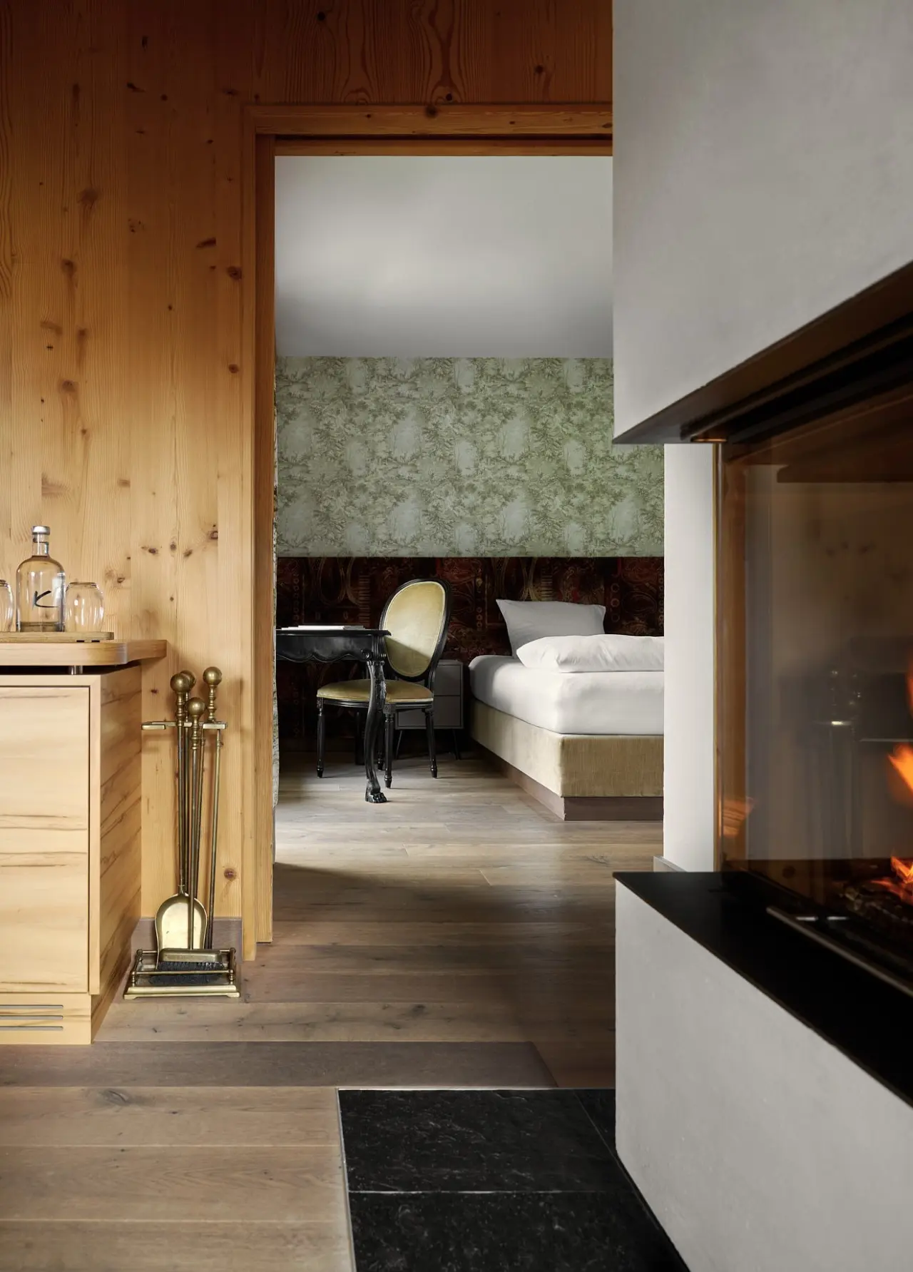 Wellnesshotel Krallerhof in Leogang – Gemütliches Hotelzimmer mit Kamin und Holzelementen | Wellnesshotel Salzburger Land