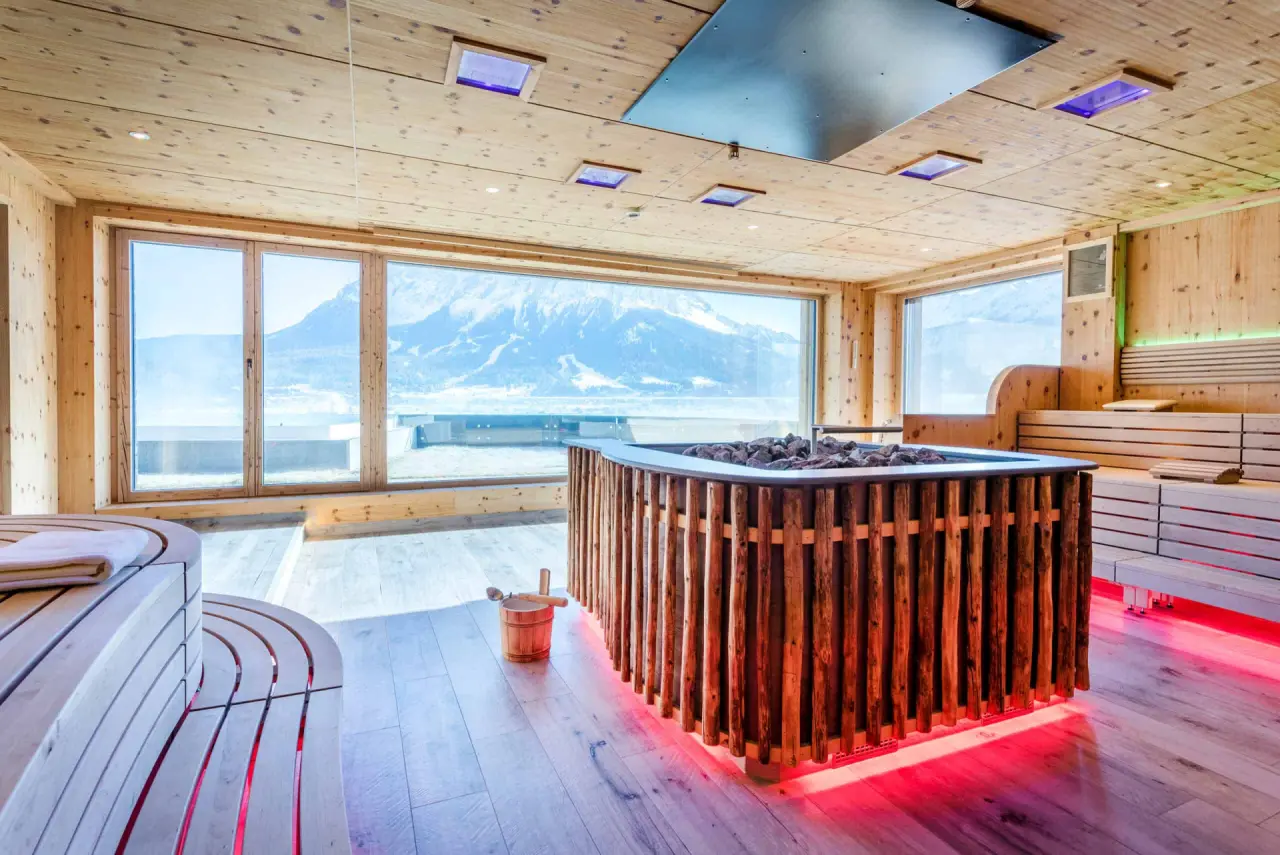 Moderne Panoramasauna mit atemberaubendem Bergblick im Wellnessbereich des Hotel Post Lermoos. Entspannung pur in den Alpen.
