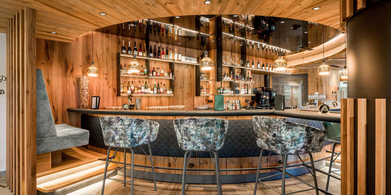 Hotel Lumberger Hof in Grän – Gemütliche Hotelbar mit Holzelementen und Sitzgelegenheiten | Wellnesshotel Tirol