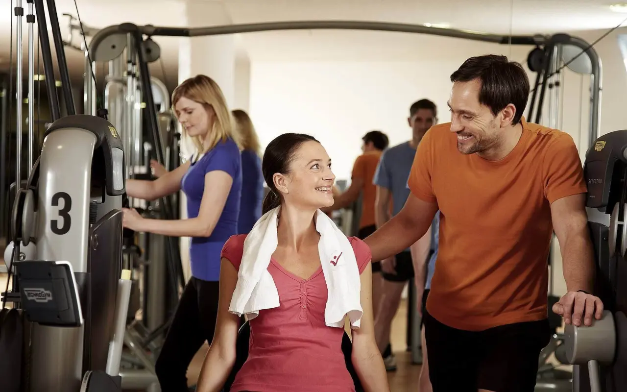 Gäste trainieren an modernen Fitnessgeräten im Fitnessbereich des Hotel centrovital.