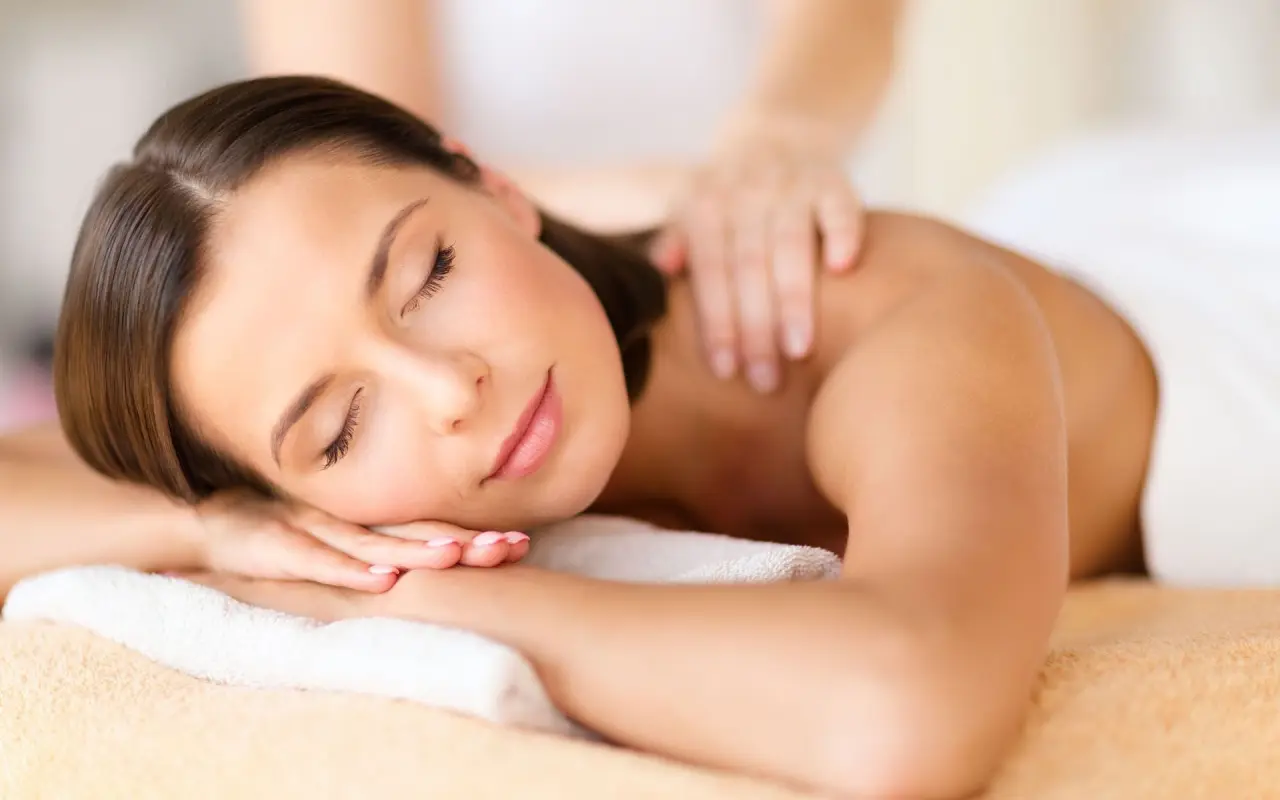 Frau genießt entspannende Rückenmassage im Spa-Bereich des Hotel centrovital.