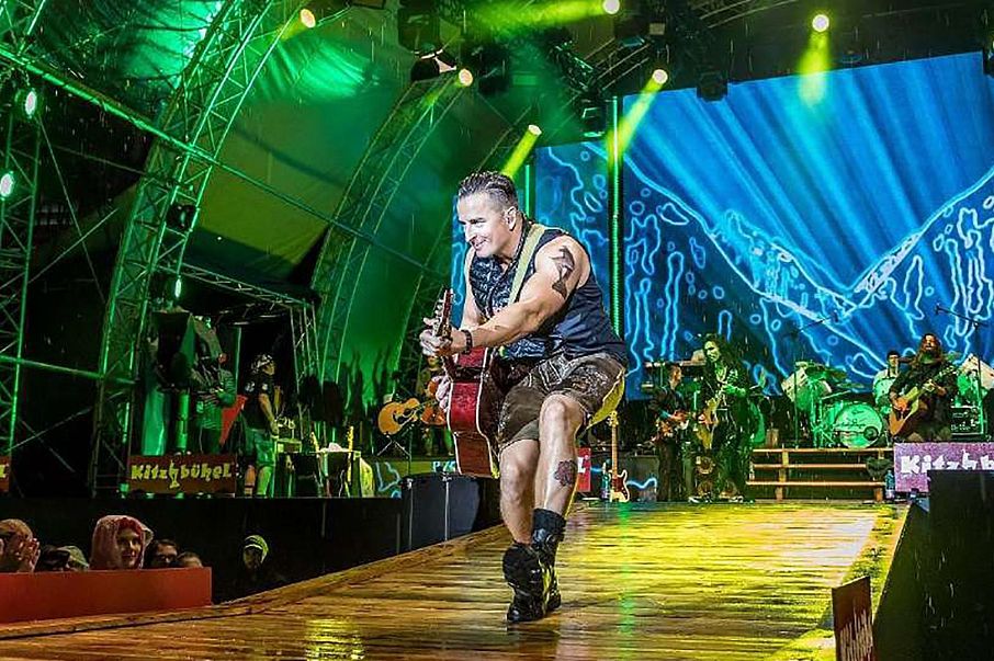 Hotel Kitzhof Mountain Design Resort in Kitzbühel – Live-Konzert auf einer Bühne | Wellnesshotel Tirol