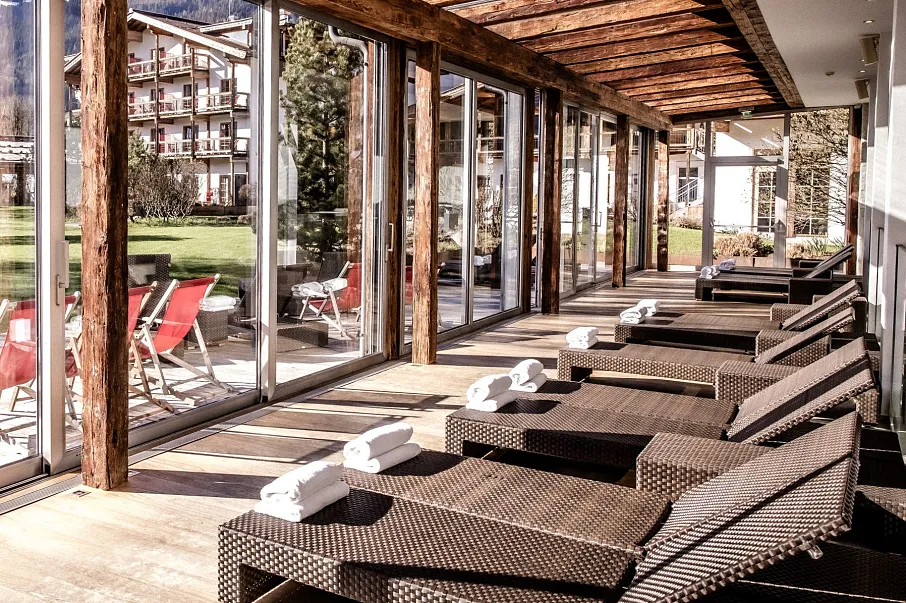 Hotel Kitzhof Mountain Design Resort in Kitzbühel – Heller Ruheraum mit Liegen und Bergblick | Wellnesshotel Tirol