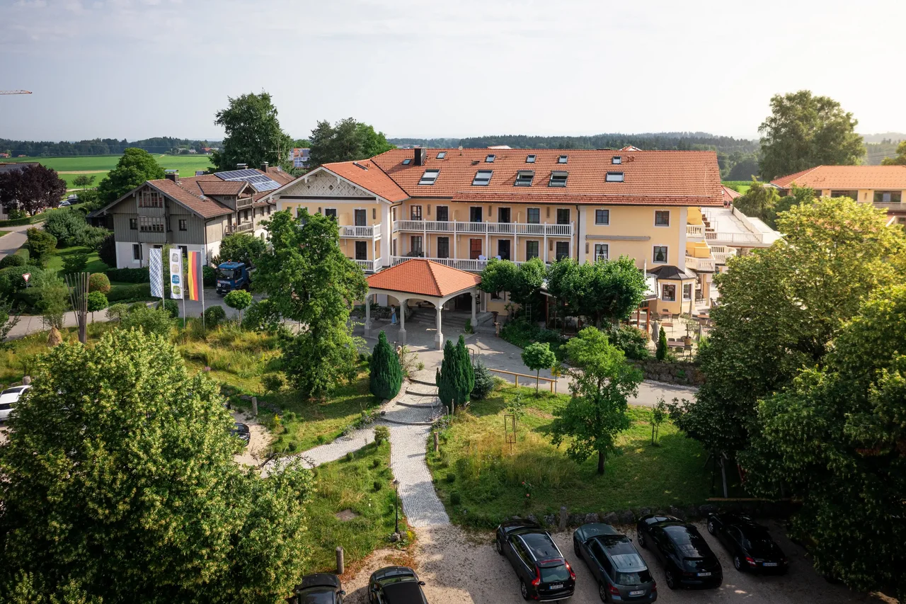 Wellness Natur Resort Gut Edermann in Teisendorf – Luftaufnahme des Hotels mit umliegender Natur | Wellnesshotel Bayern