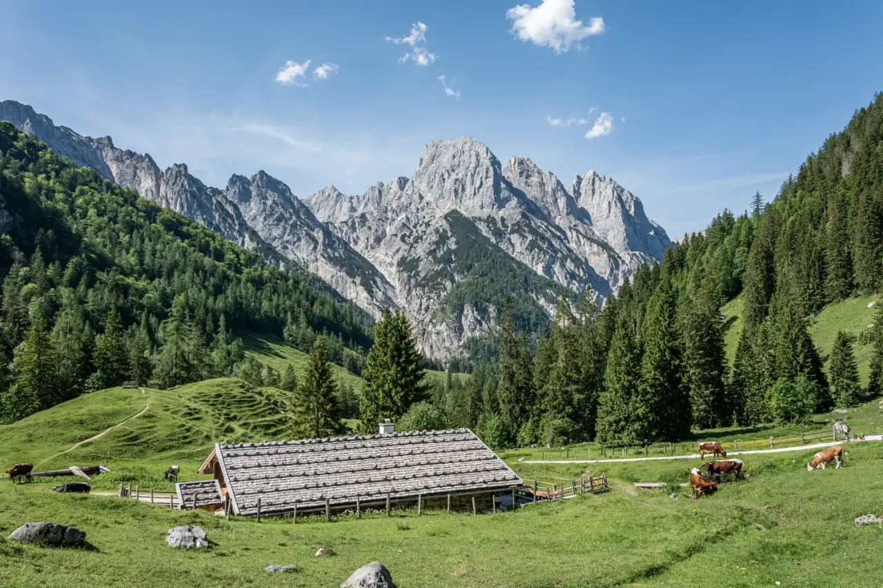 Wellness Natur Resort Gut Edermann in Teisendorf – Malerische Berglandschaft mit Almhütte und Kühen | Wellnesshotel Bayern