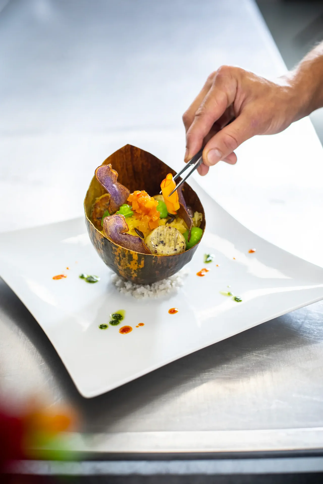 Wellness Natur Resort Gut Edermann in Teisendorf – Koch bei der Zubereitung eines Gourmet-Gerichts | Wellnesshotel Berchtesgadener Land