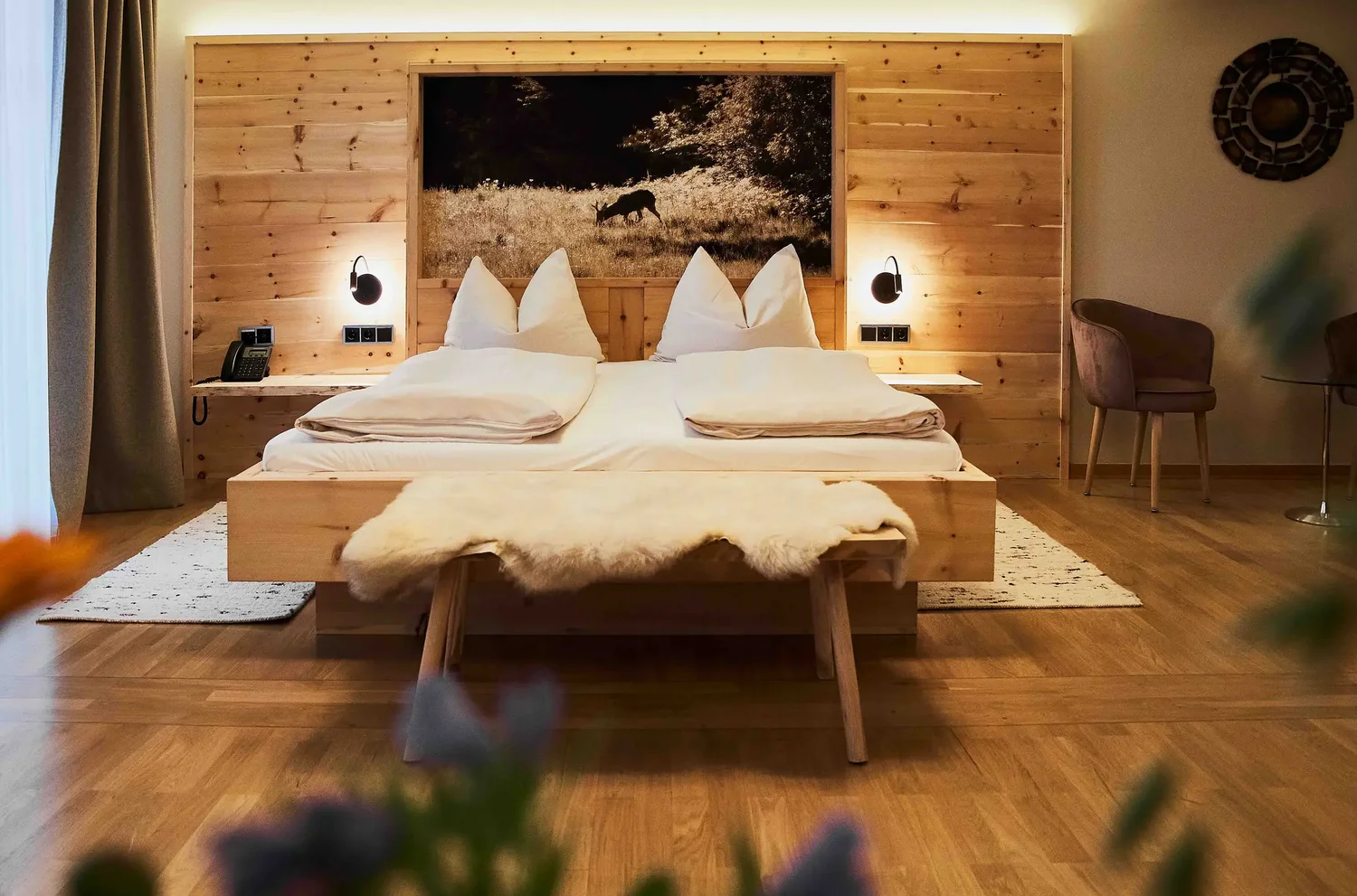 Wellness Natur Resort Gut Edermann in Teisendorf – Komfortables Doppelzimmer mit Holzelementen | Wellnesshotel Berchtesgadener Land