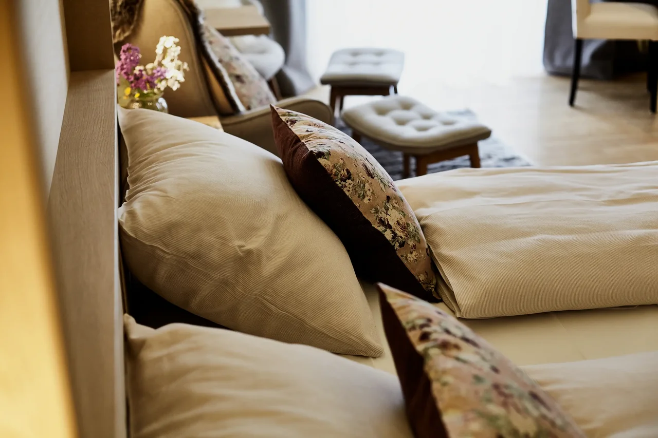Wellness Natur Resort Gut Edermann in Teisendorf – Detailansicht von Kissen und Bettwäsche im Hotelzimmer | Wellnesshotel Berchtesgadener Land