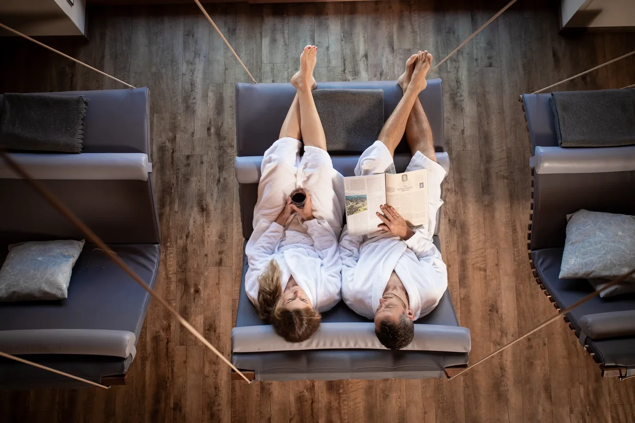 Wellness Natur Resort Gut Edermann in Teisendorf – Paar entspannt auf Liegen im Wellnessbereich | Wellnesshotel Berchtesgadener Land
