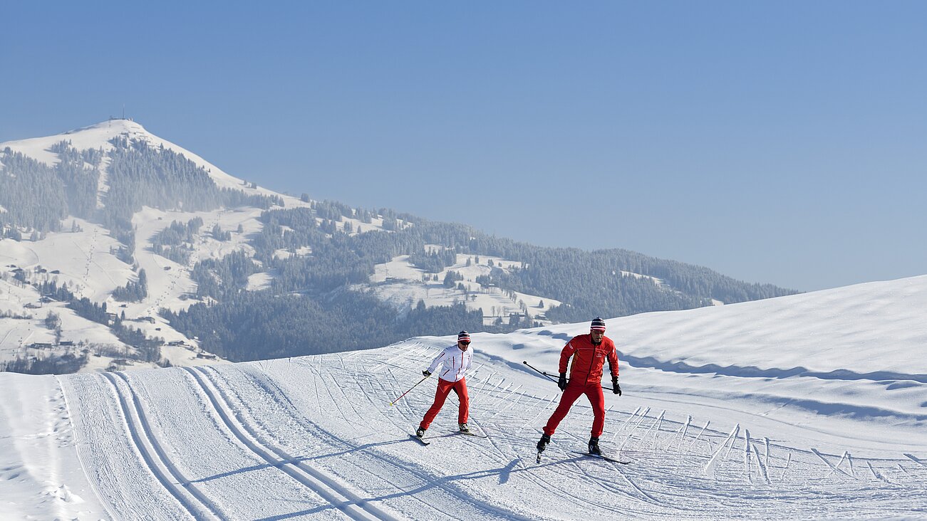 Das Hopfgarten Familotel Tirol in Hopfgarten – Langläufer in der verschneiten Tiroler Bergwelt | Wellnesshotel Tirol