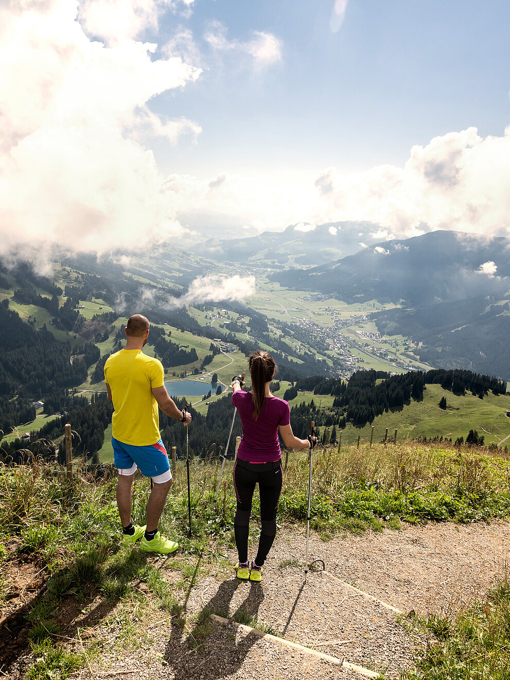 Das Hopfgarten Familotel Tirol in Hopfgarten – Paar beim Wandern mit Panoramablick auf die Berge | Wellnesshotel Tirol