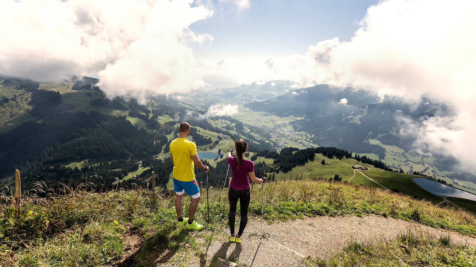 Das Hopfgarten Familotel Tirol in Hopfgarten – Wanderer genießen Bergpanorama | Wellnesshotel Tirol