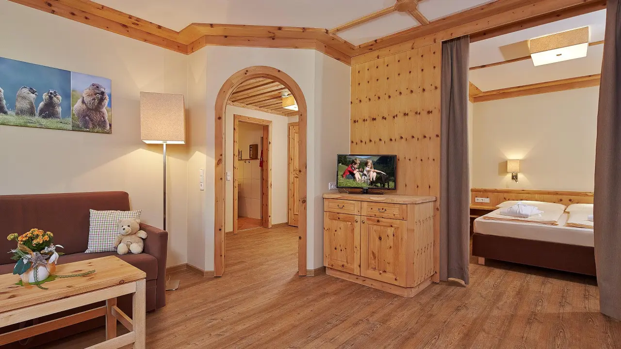 Das Hopfgarten Familotel Tirol in Hopfgarten – Familienzimmer mit Wohnbereich und Schlafzimmer | Wellnesshotel Tirol
