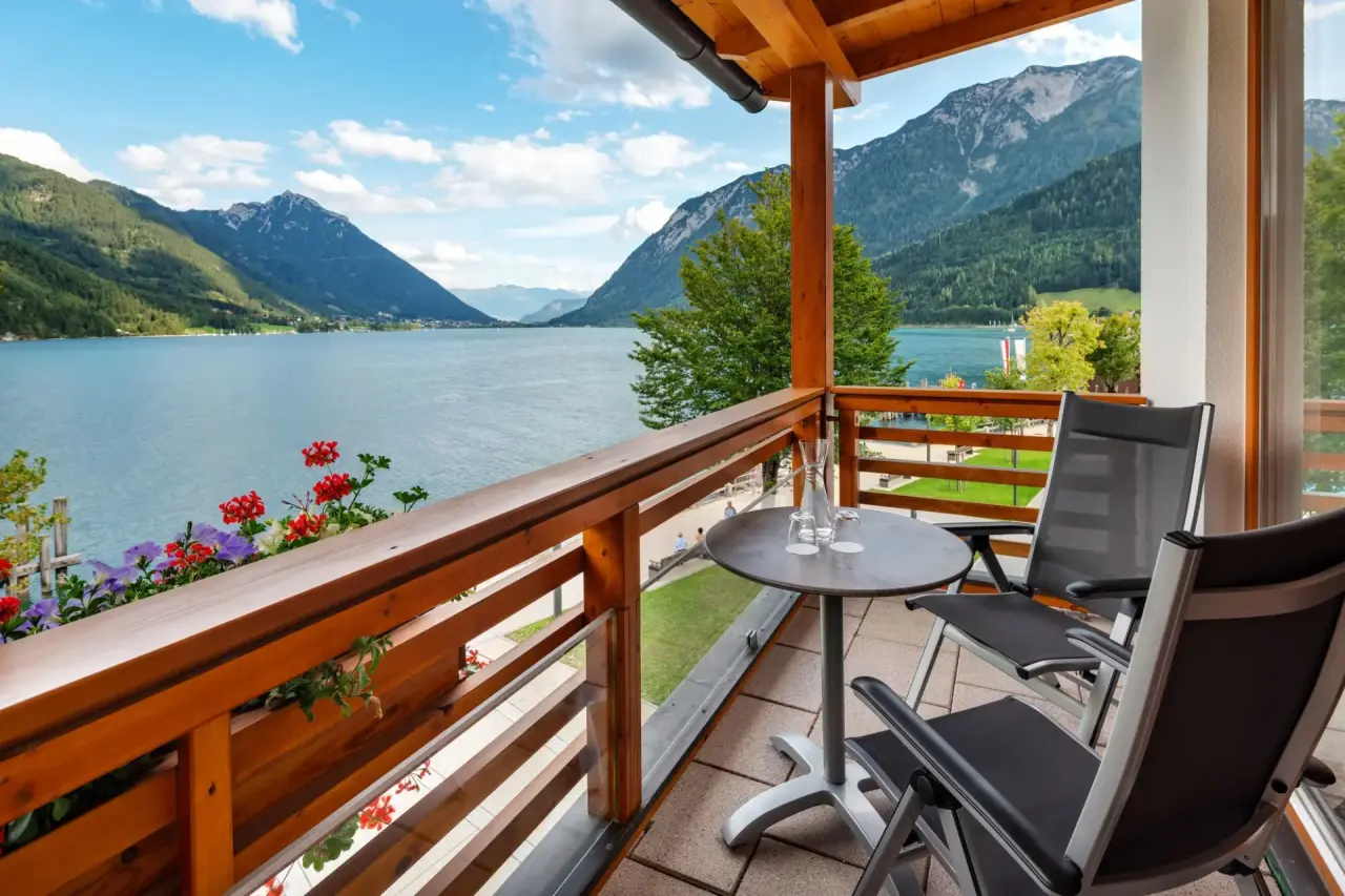 Balkon mit atemberaubendem Blick auf den Achensee und die Berge vom Travel Charme Fürstenhaus Am Achensee.