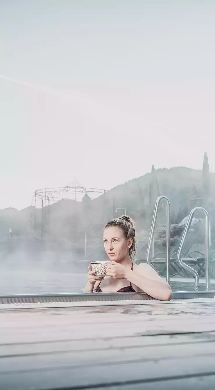 Wellness & Familienhotel Kitzspitz in St. Jakob – Skifahrerpaar auf verschneitem Berggipfel | Wellnesshotel Tirol