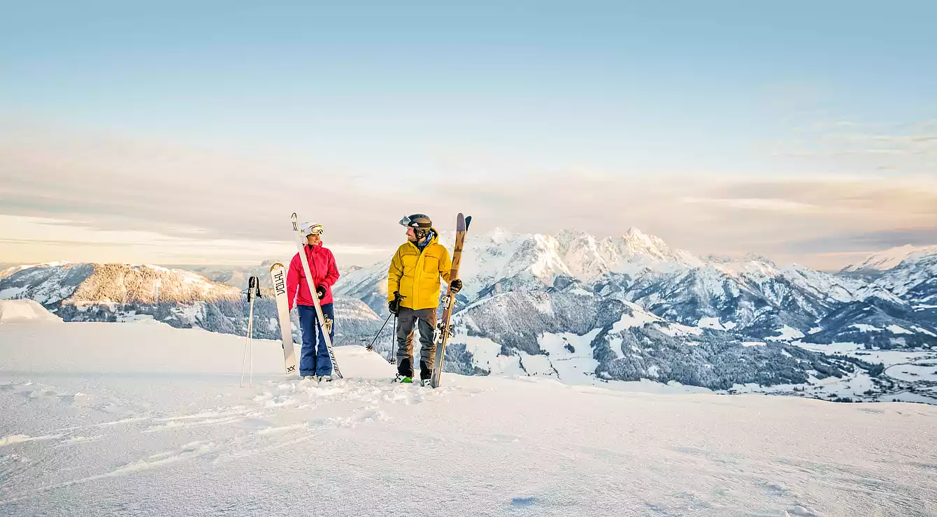 Wellness & Familienhotel Kitzspitz in St. Jakob – Winterliche Berglandschaft mit Gipfelkreuz | Wellnesshotel Tirol