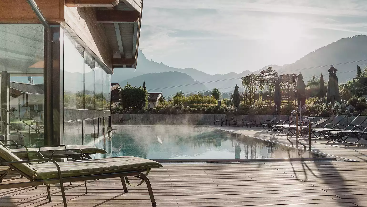 Wellness & Familienhotel Kitzspitz in St. Jakob – Glückliches Kind beim Wasserspiel im Hotelpool | Familienhotel Tirol