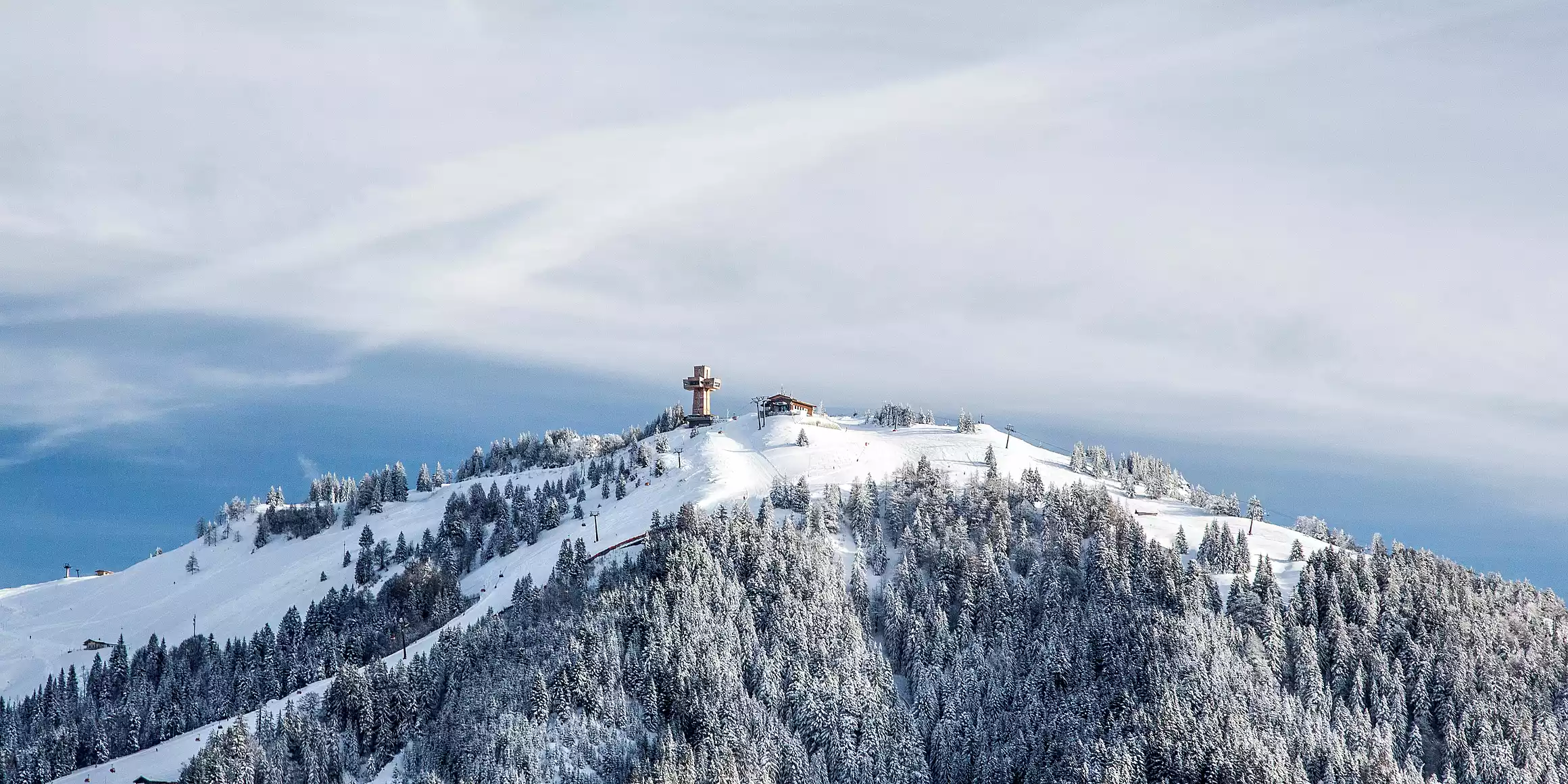 Wellness & Familienhotel Kitzspitz in St. Jakob – Entspannungsbereich mit Gast und Blick ins Freie | Wellnesshotel Tirol