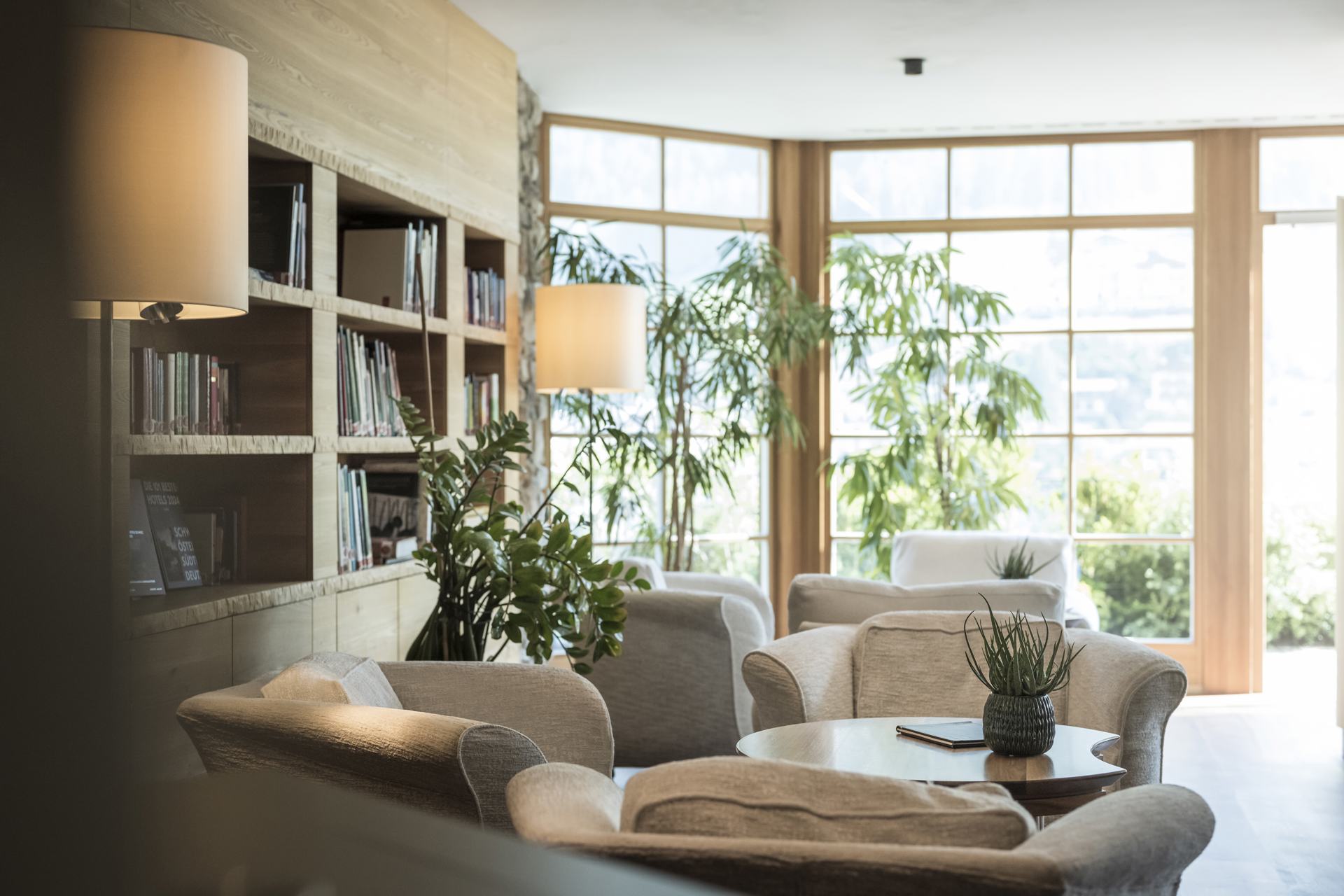 ADLER Spa Resort BALANCE in St. Ulrich in Gröden – Gemütliche Lobby mit Leseecke und Bergblick | Wellnesshotel Gröden