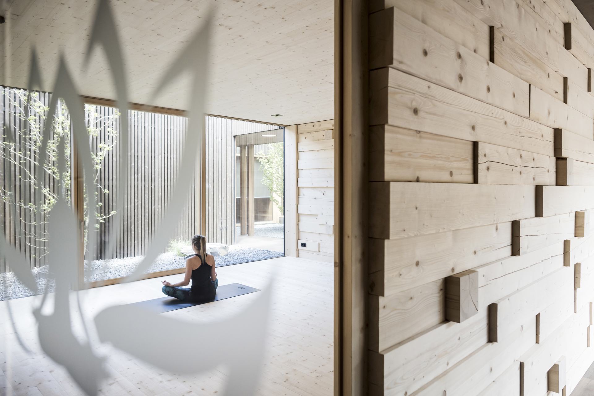 ADLER Spa Resort BALANCE in St. Ulrich in Gröden – Yoga-Raum mit Blick ins Grüne | Wellnesshotel Gröden
