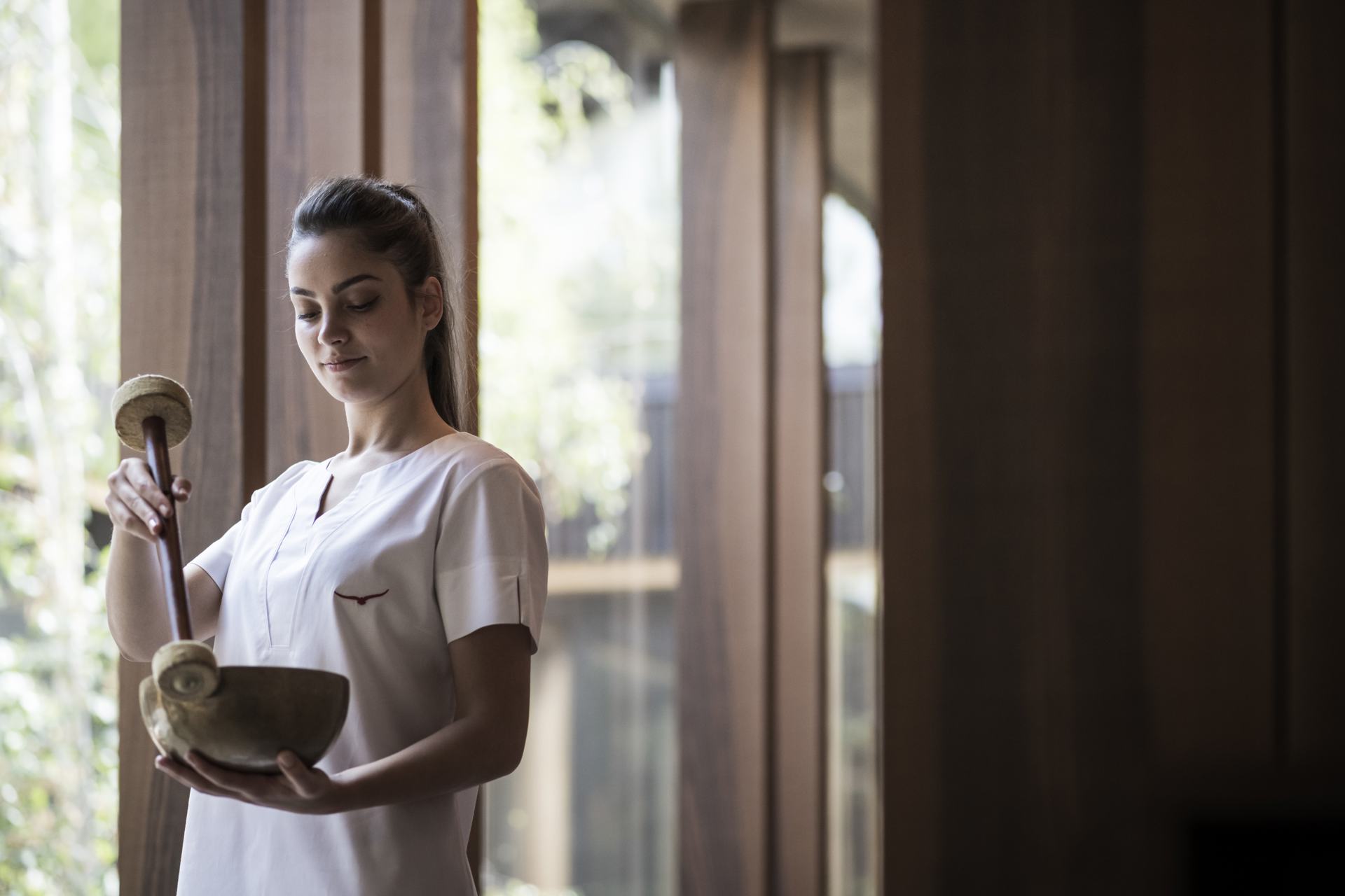 ADLER Spa Resort BALANCE in St. Ulrich in Gröden – Spa-Therapeutin mit Klangschale für Wellness | Wellnesshotel Südtirol