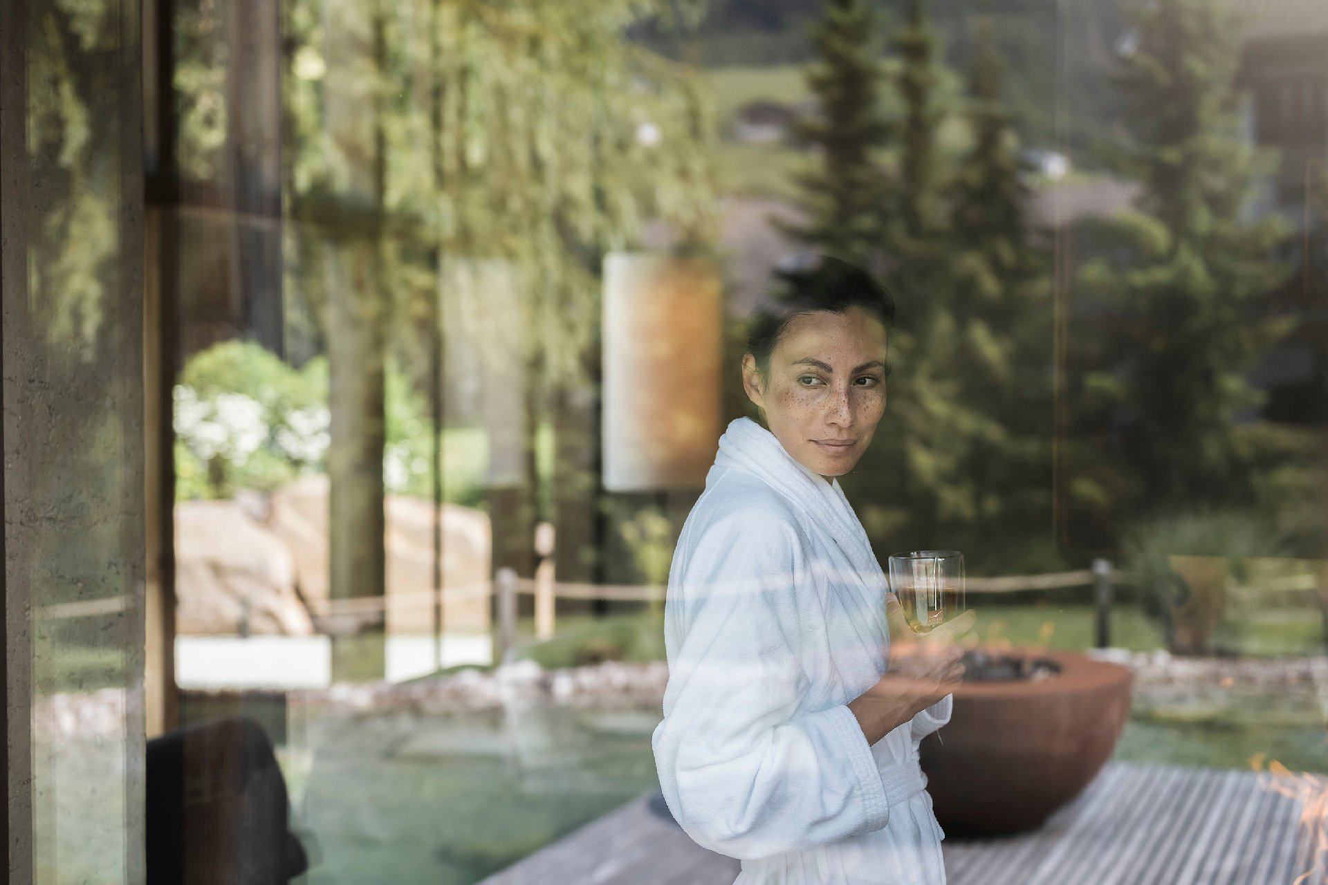 ADLER Spa Resort BALANCE in St. Ulrich in Gröden – Entspannung im Bademantel mit Blick ins Grüne | Wellnesshotel Südtirol