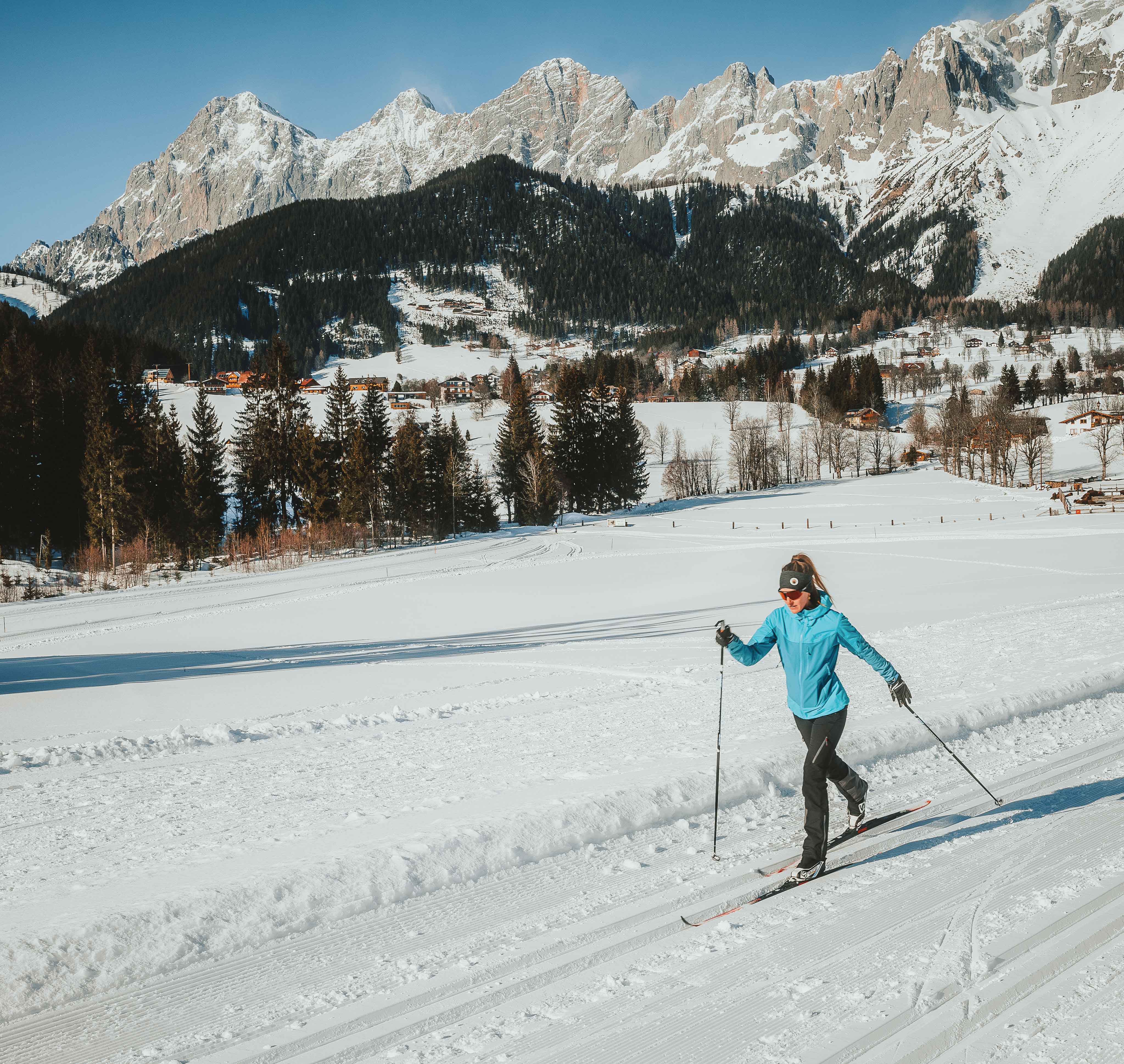 Hotel Ramsauhof in Ramsau am Dachstein – Langläuferin in der verschneiten Berglandschaft | Wellnesshotel Dachsteinregion