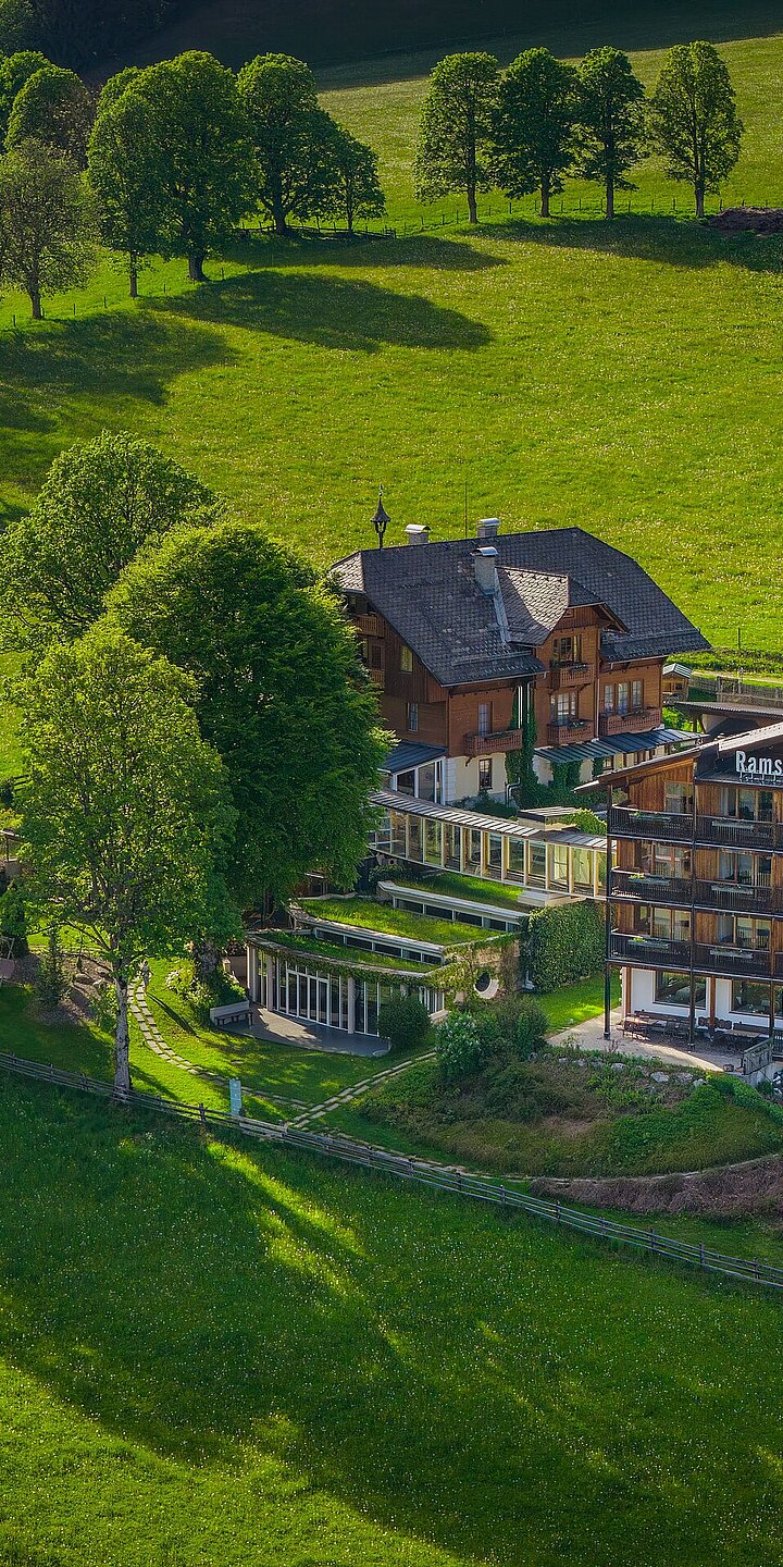 Hotel Ramsauhof in Ramsau am Dachstein – Gründach und Außenanlage im Sommer | Wellnesshotel Dachsteinregion