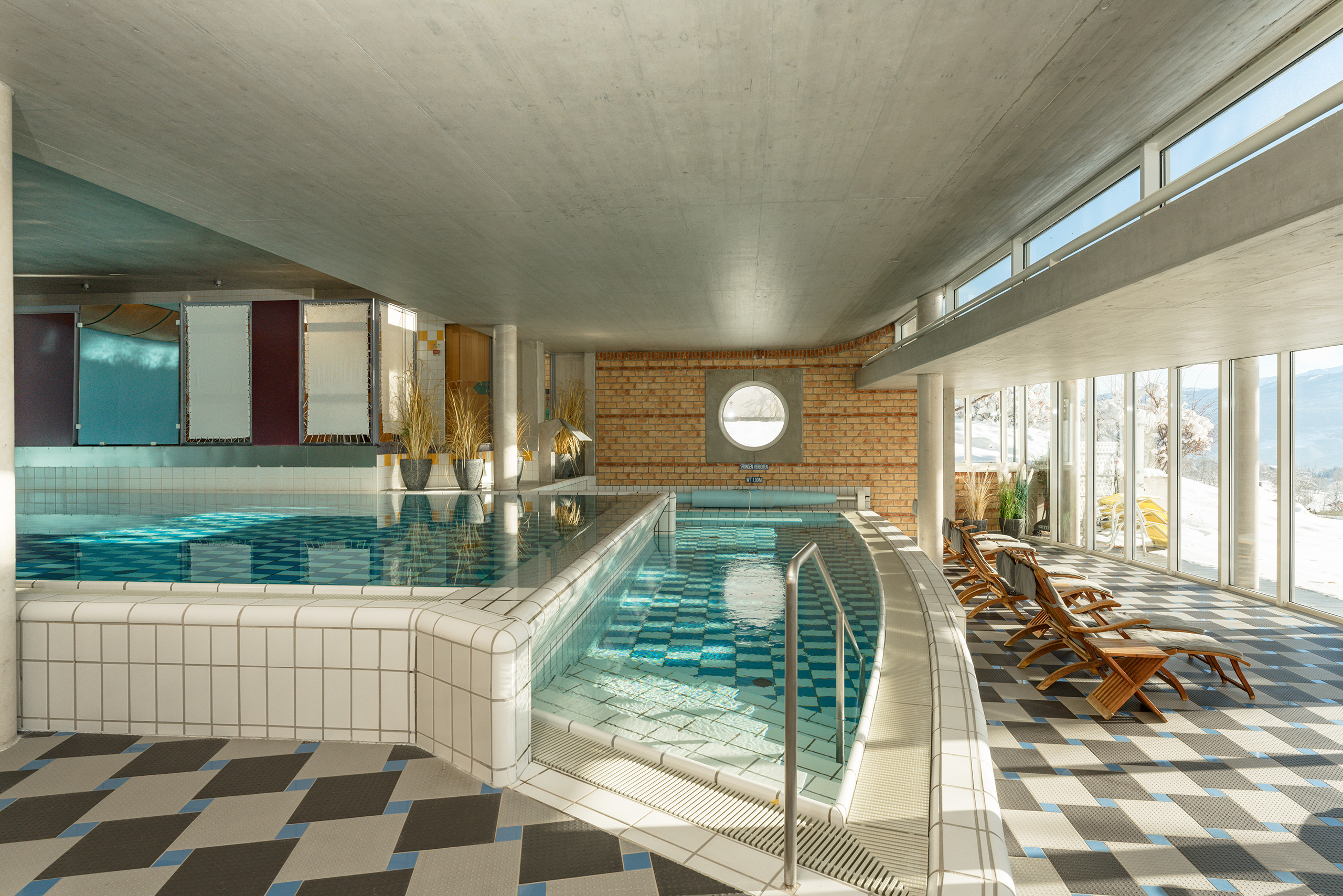 Hotel Ramsauhof in Ramsau am Dachstein – Innenpool mit Panoramablick auf die verschneite Landschaft | Wellnesshotel Dachsteinregion