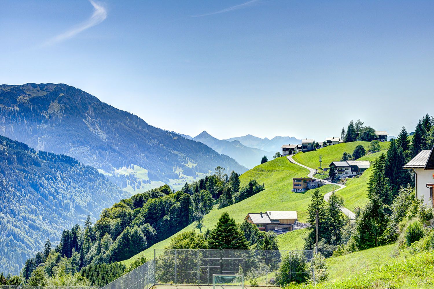 DAS SCHÄFER in Fontanella – Malerische Berglandschaft mit traditionellen Häusern | Wellnesshotel Vorarlberg