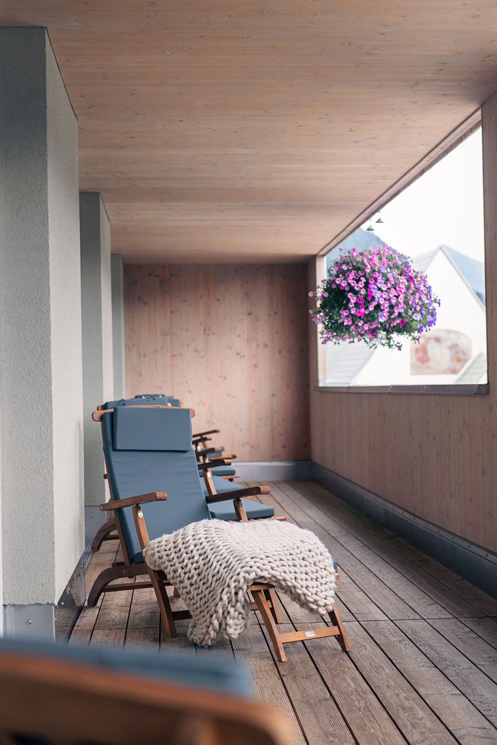 DAS SCHÄFER in Fontanella – Gemütlicher Balkon mit Liegestühlen und Blumen | Wellnesshotel Vorarlberg