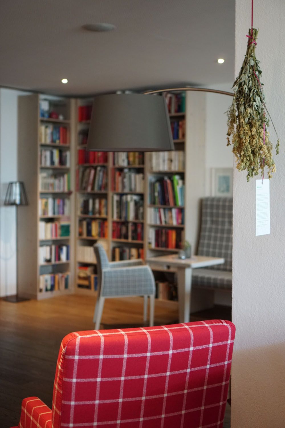 DAS SCHÄFER in Fontanella – Gemütliche Leseecke mit Bücherregal und Dekoration | Wellnesshotel Vorarlberg