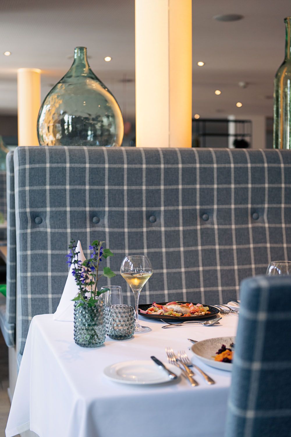 DAS SCHÄFER in Fontanella – Fein gedeckter Tisch im Restaurantbereich | Wellnesshotel Vorarlberg