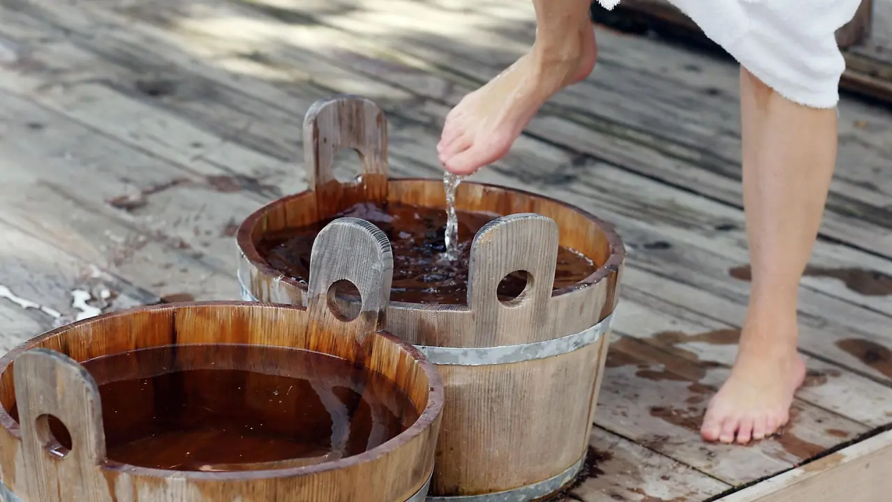 Fussbad in Holzbottichen auf einer Holzterrasse im Wellnessbereich von Ortners Eschenhof.