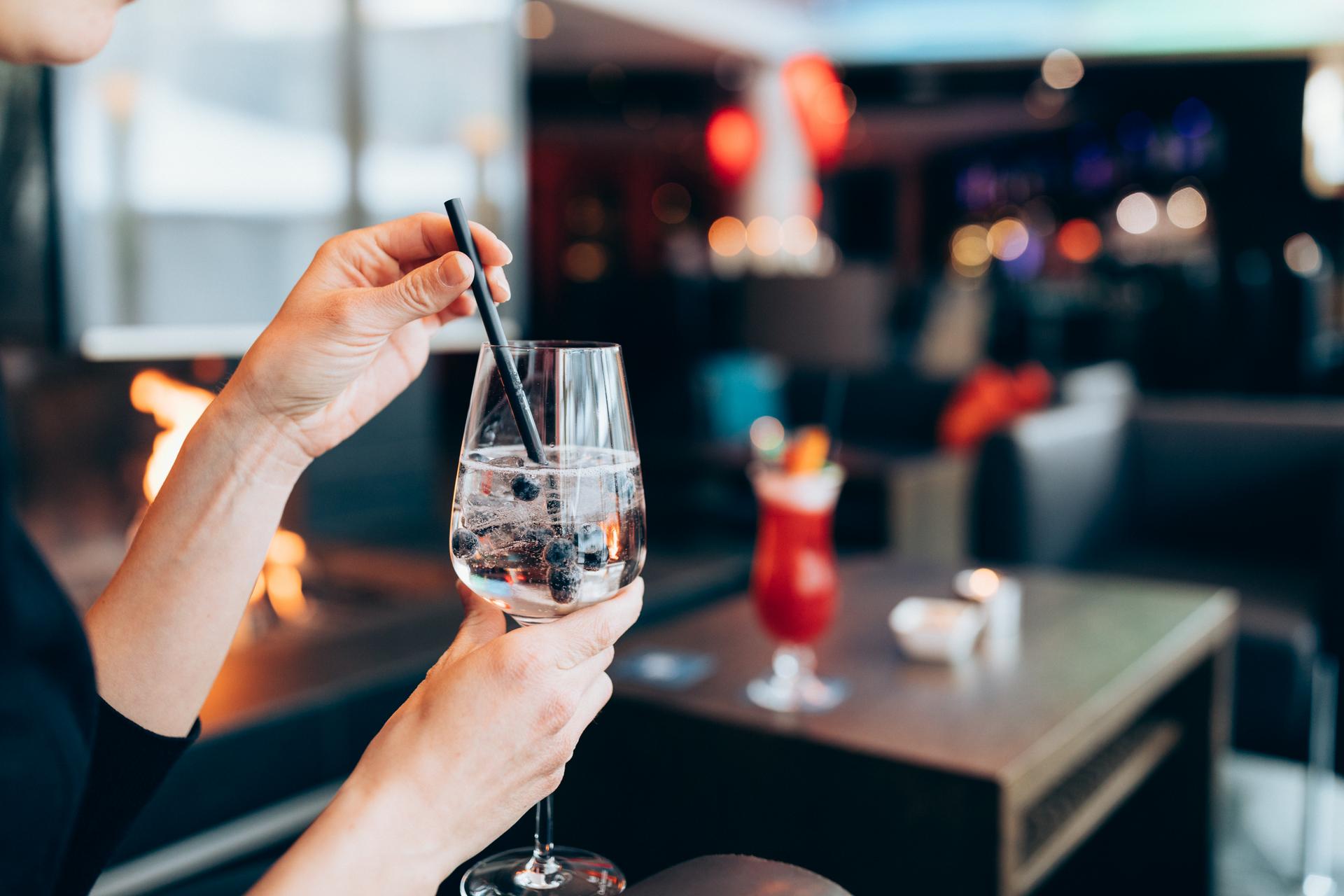 Josl Mountain Lounging in Obergurgl – Erfrischender Cocktail in der Hotelbar | Wellnesshotel Tirol