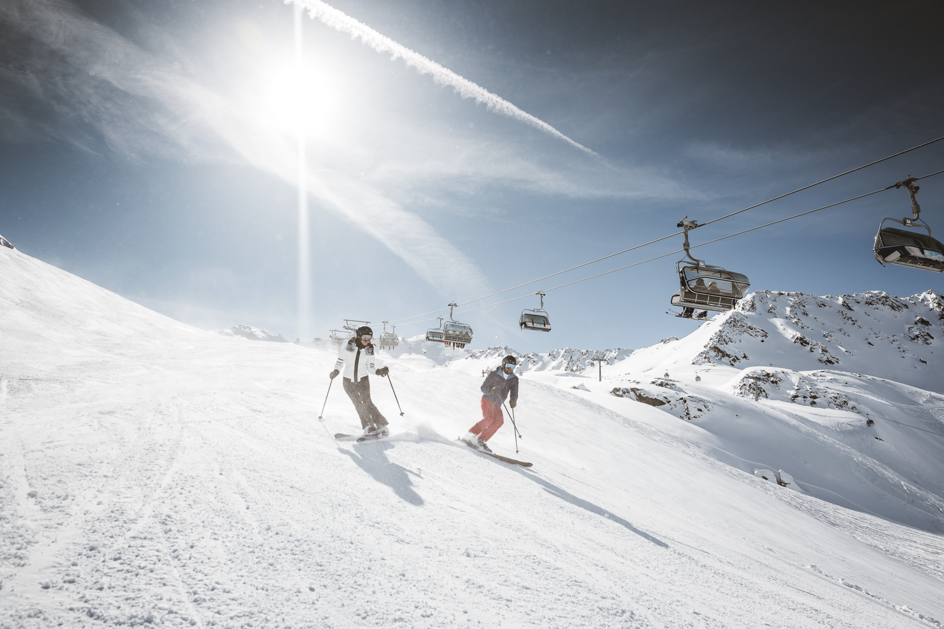 Josl Mountain Lounging in Obergurgl – Skifahrer auf der Piste mit Sonnenschein | Wellnesshotel Tirol