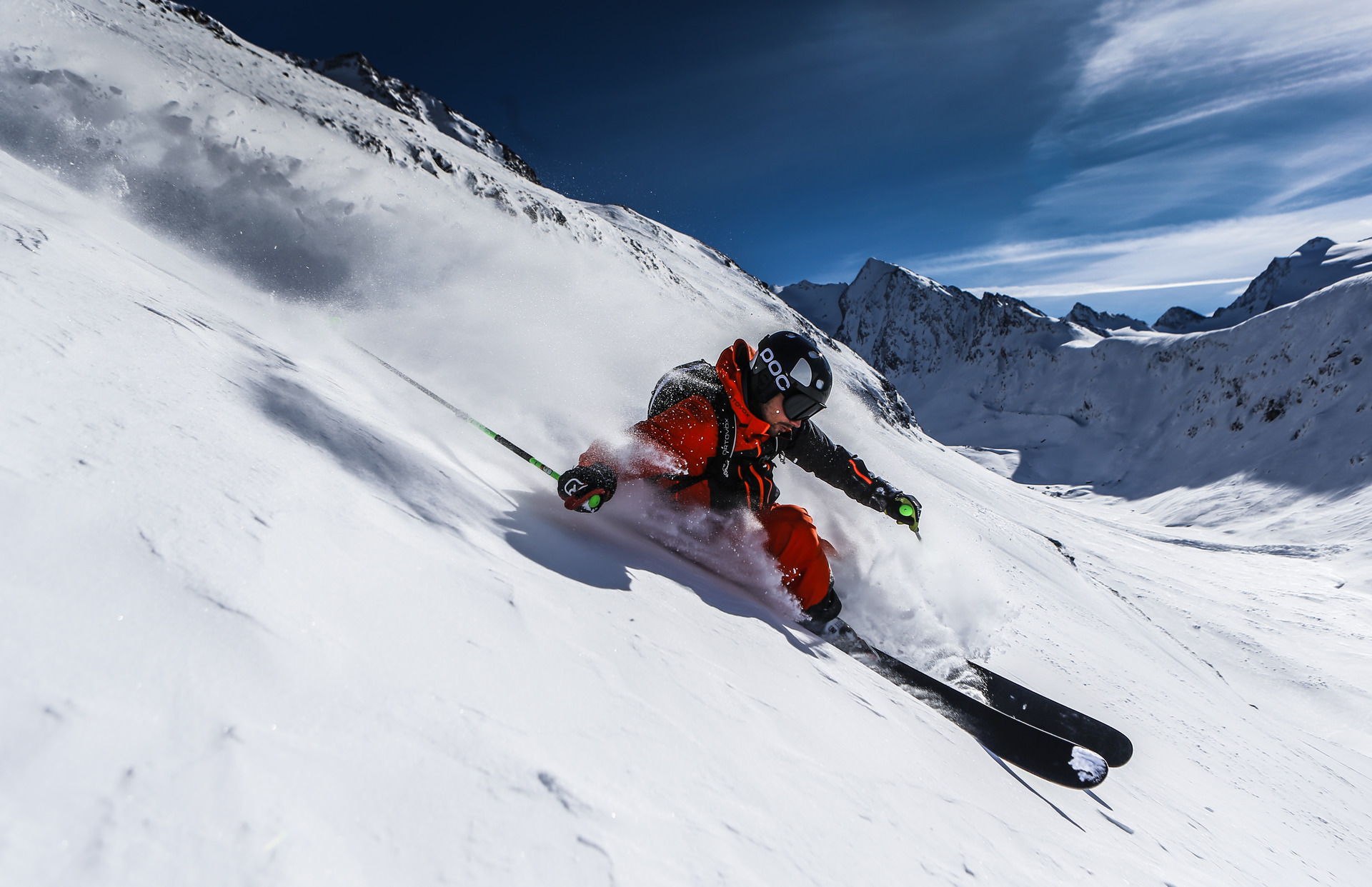 Josl Mountain Lounging in Obergurgl – Skifahrer in Aktion im Tiefschnee | Wellnesshotel Tirol