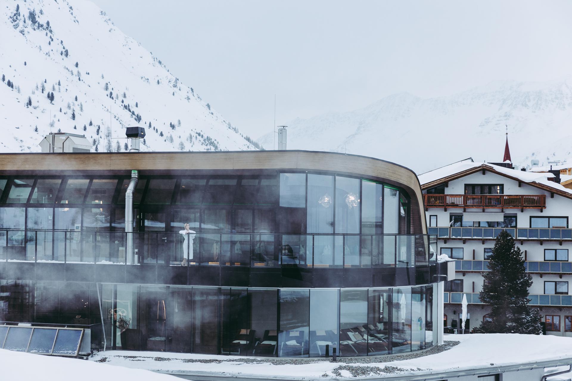 Josl Mountain Lounging in Obergurgl – Moderne Hotelfassade mit großen Fenstern im Schnee | Wellnesshotel Tirol