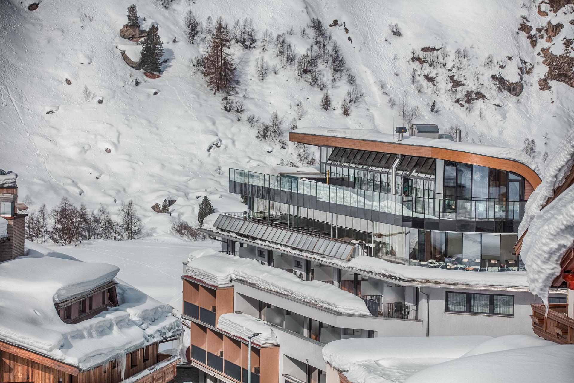 Josl Mountain Lounging in Obergurgl – Modernes Hotelgebäude im Schnee mit Bergpanorama | Wellnesshotel Tirol