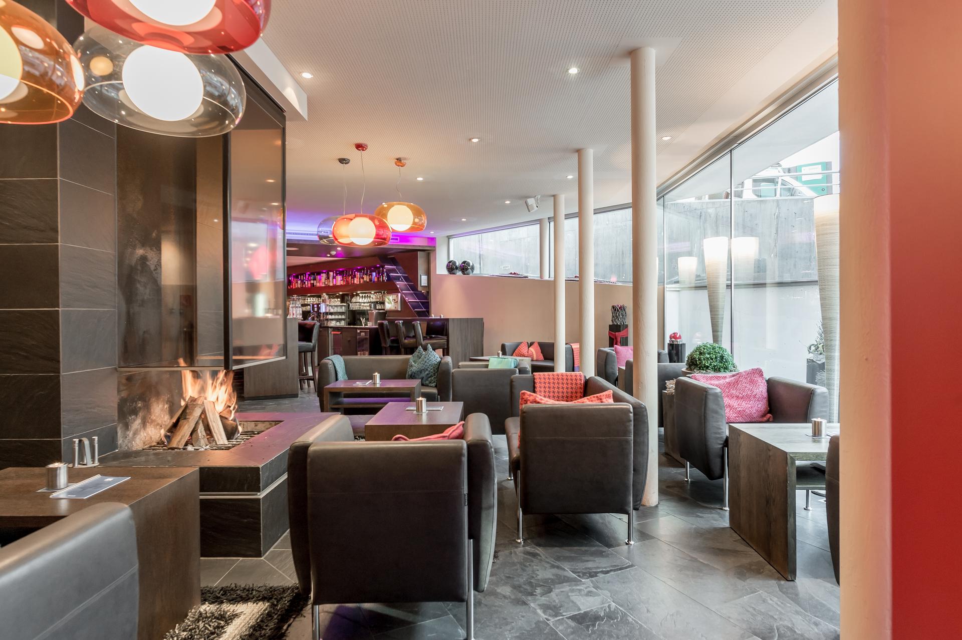 Josl Mountain Lounging in Obergurgl – Moderne Lounge mit Kamin und bequemen Sitzgelegenheiten | Wellnesshotel Tirol