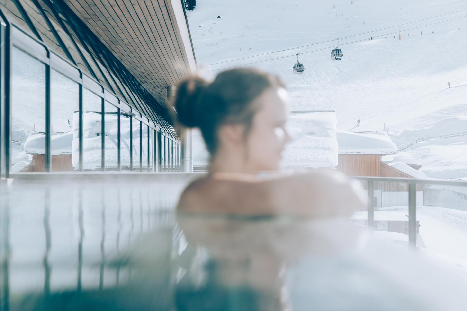 Josl Mountain Lounging in Obergurgl – Entspannung im beheizten Außenpool mit Skipistenblick | Wellnesshotel Tirol