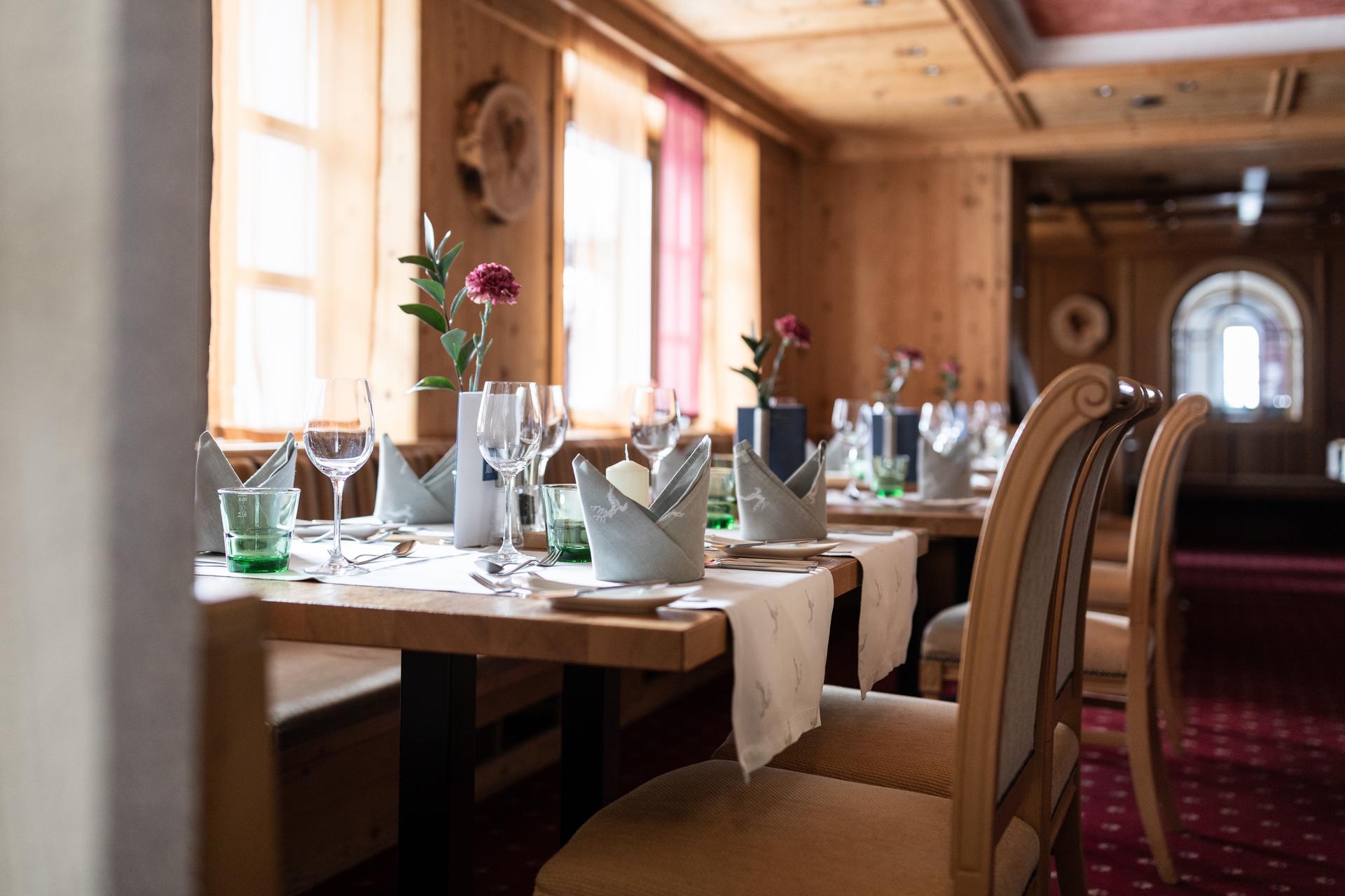 Josl Mountain Lounging in Obergurgl – Gemütlicher Restaurantbereich mit Holzeinrichtung | Wellnesshotel Tirol